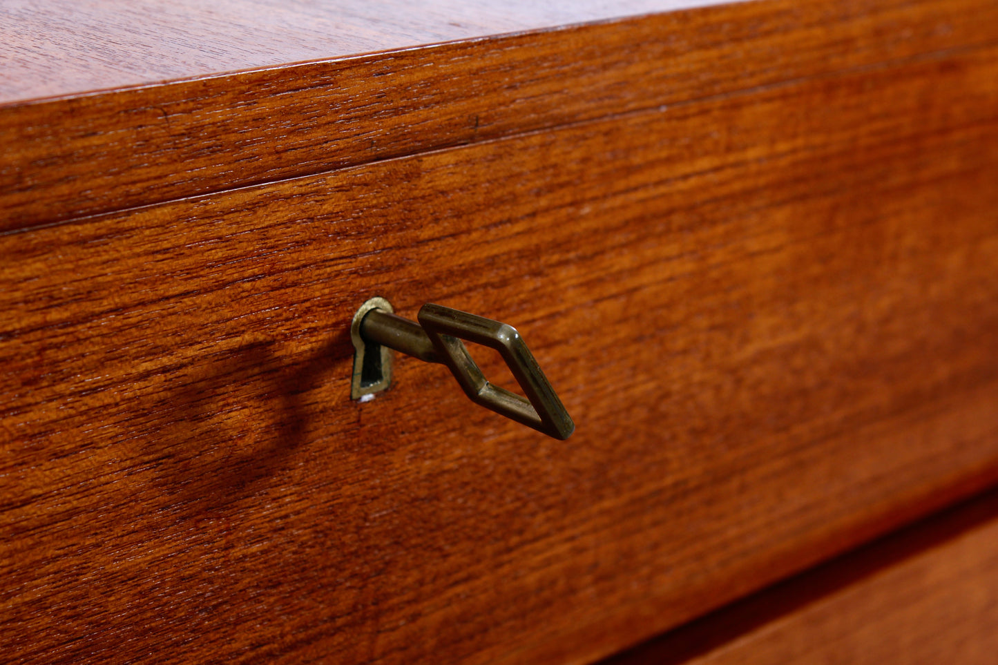 Schubladenschrank aus Teakholz