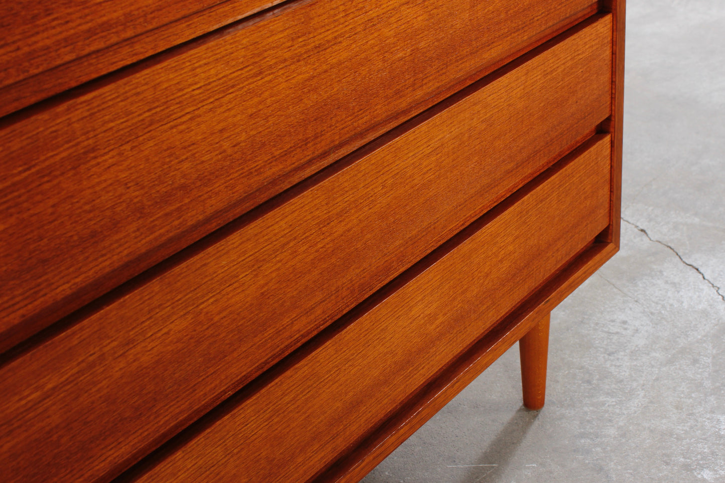 Schubladenschrank aus Teakholz