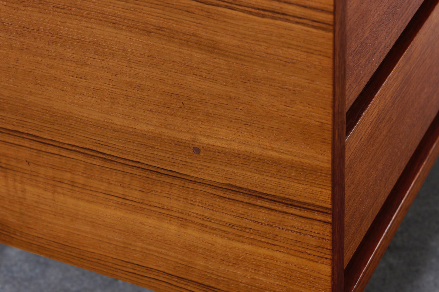 Schubladenschrank aus Teakholz