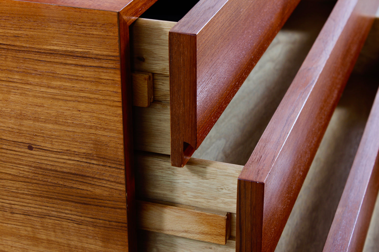 Schubladenschrank aus Teakholz