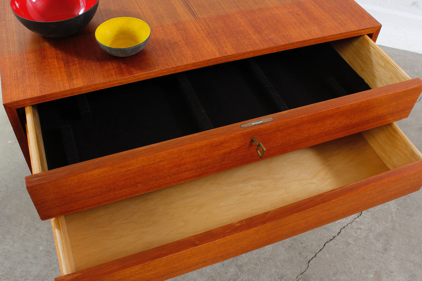 Schubladenschrank aus Teakholz