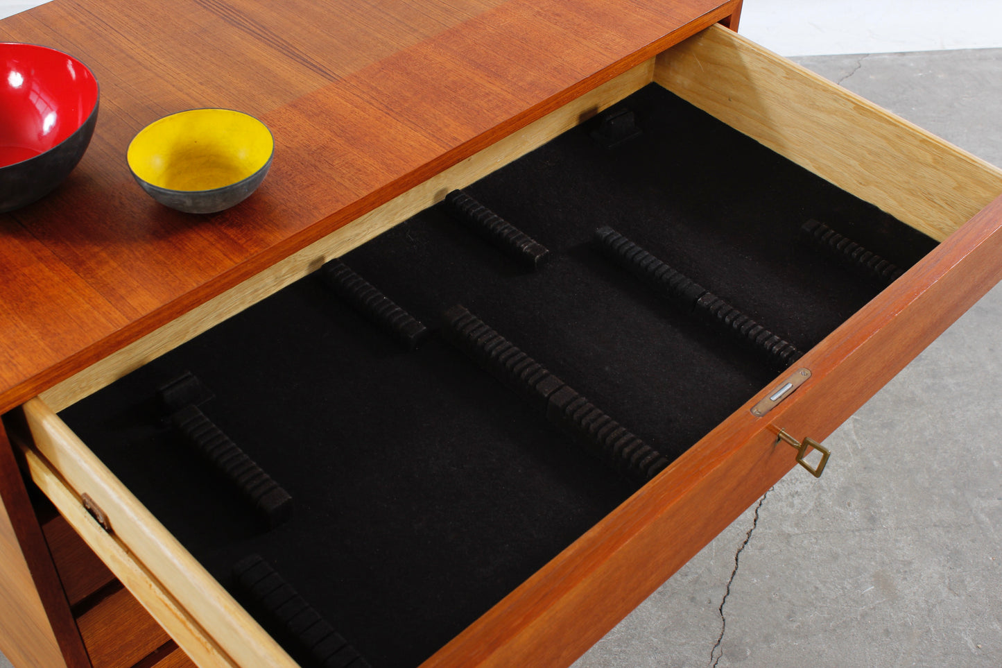 Schubladenschrank aus Teakholz