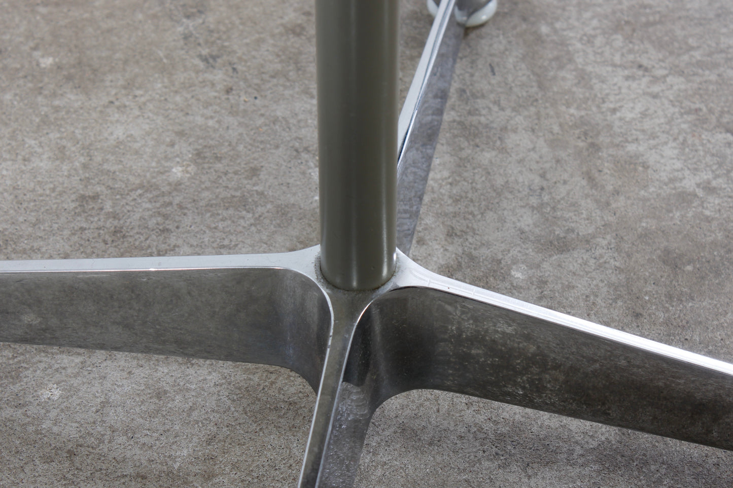 Sidetable von Charles & Ray Eames für Vitra