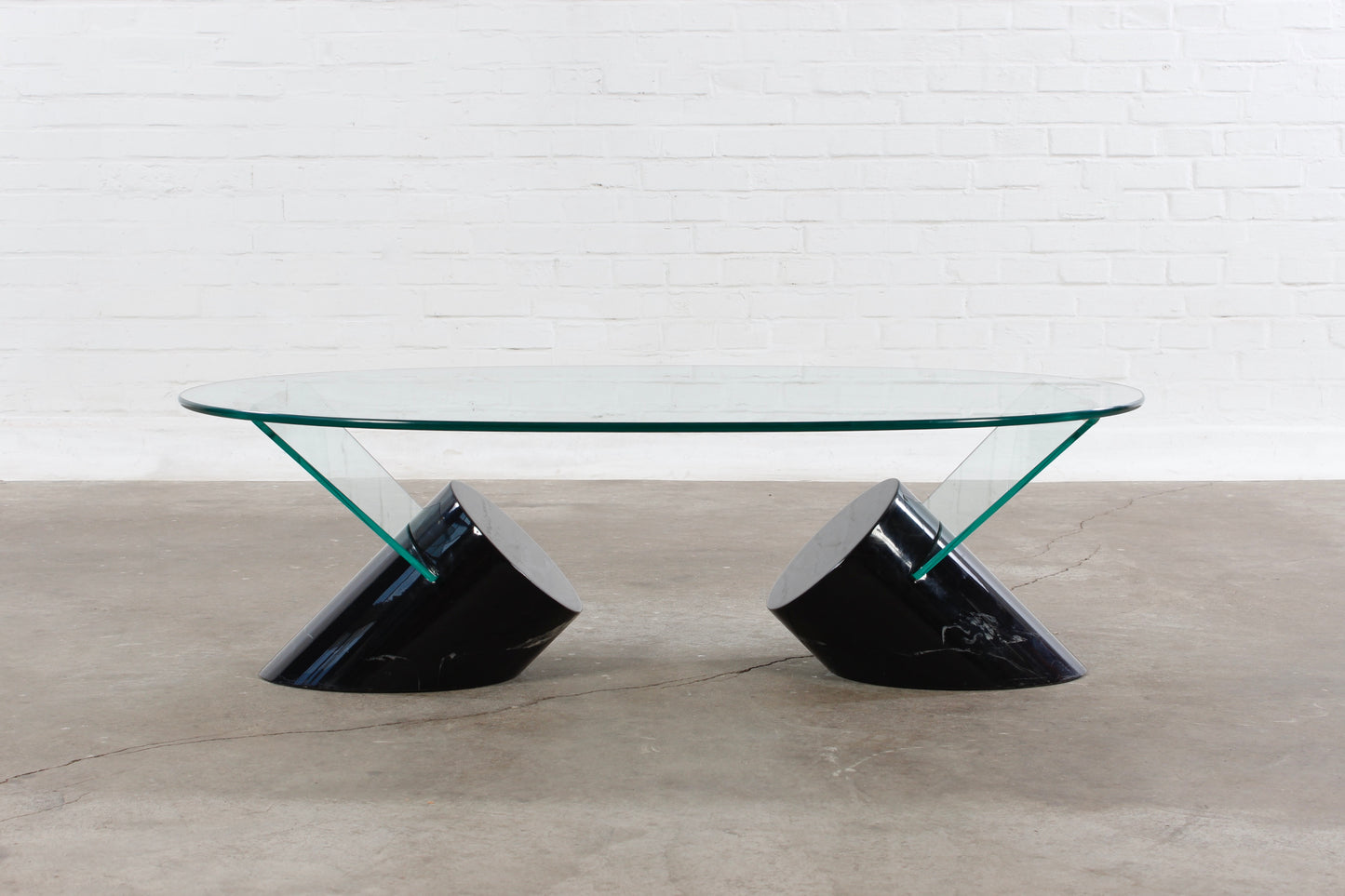 Skulpturaler Cofee table mit Marmorfüßen