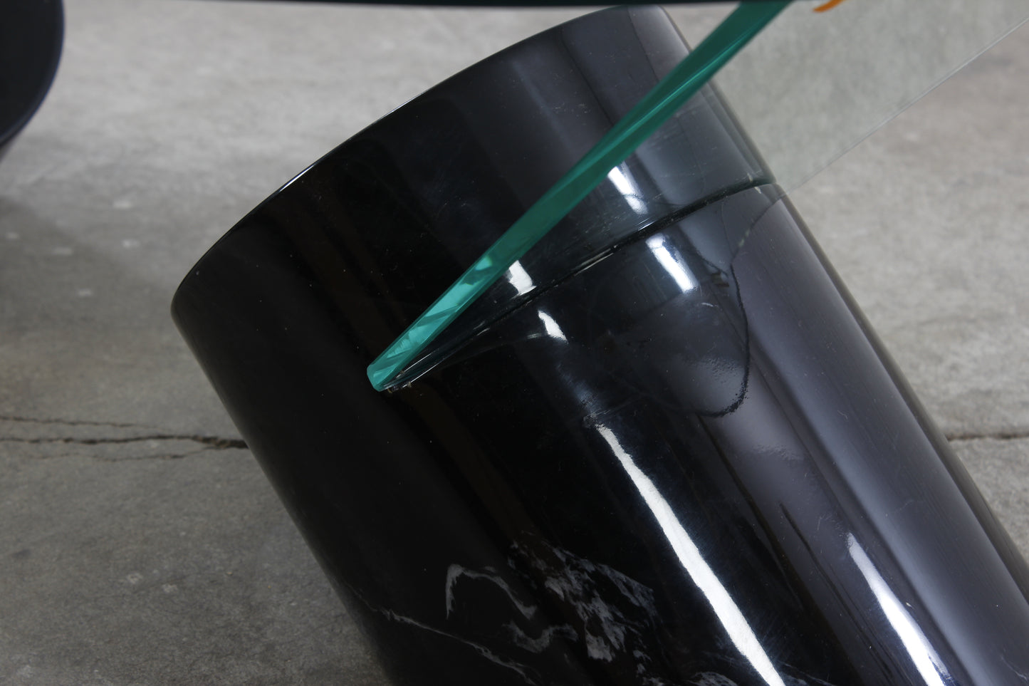 Skulpturaler Cofee table mit Marmorfüßen