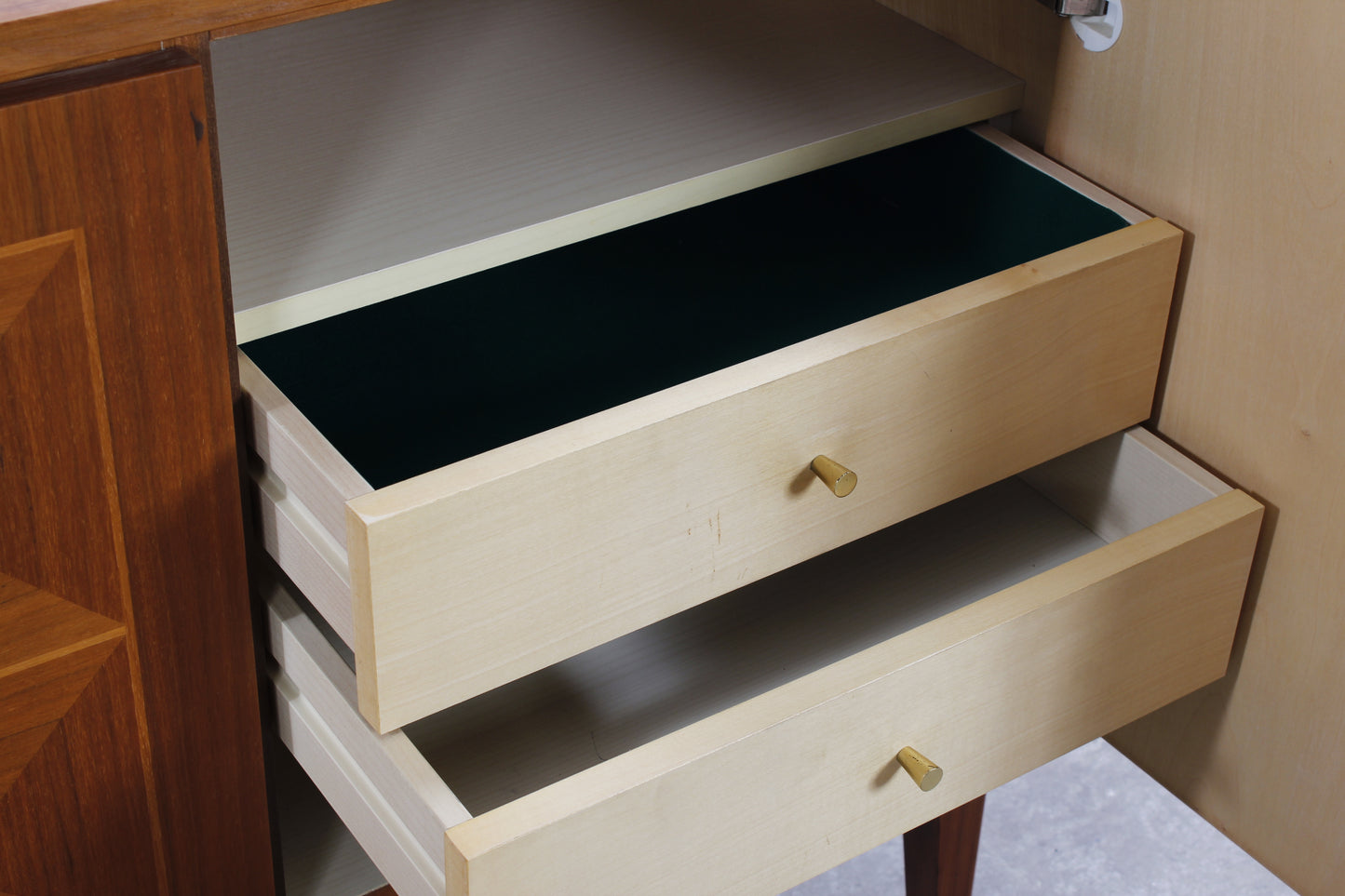 Große vintage Nussbaum Sideboard