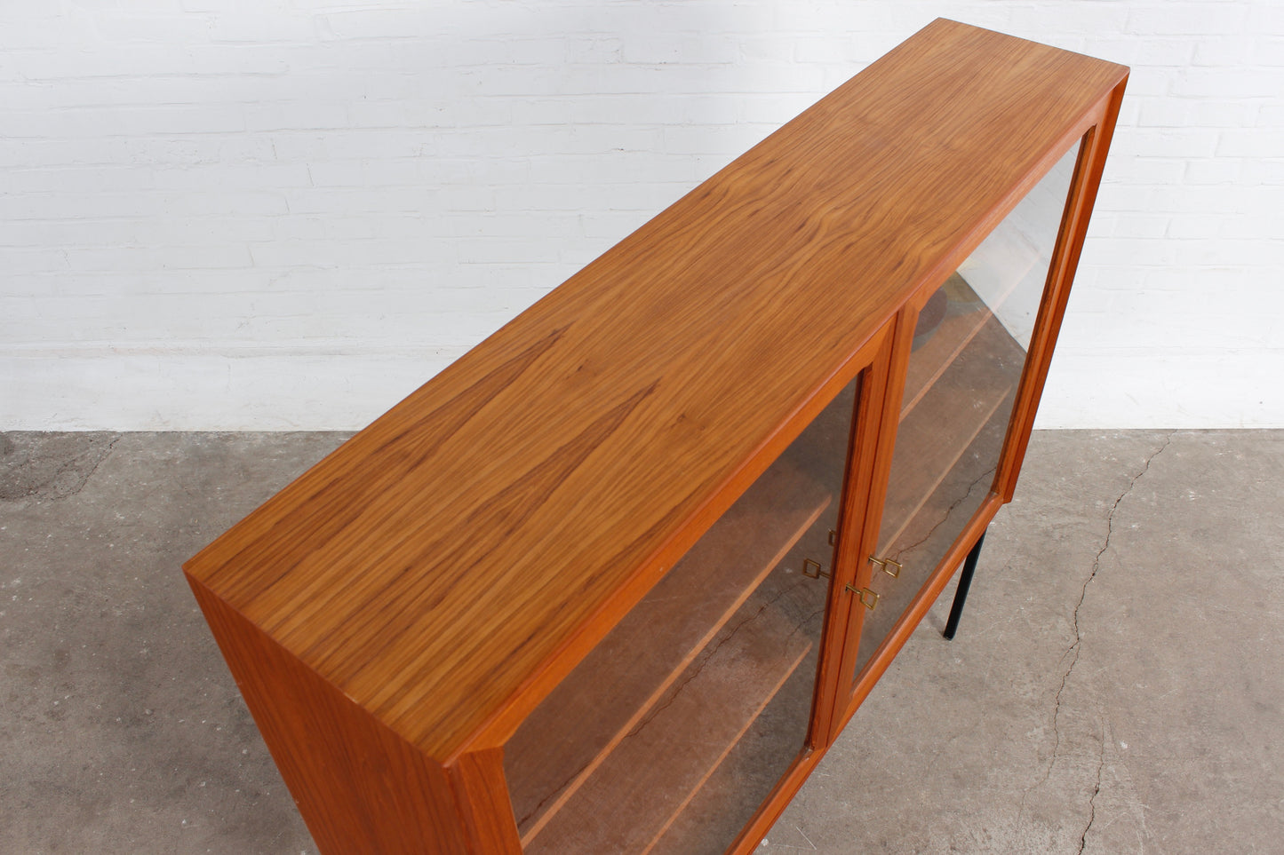 XXL Vintage Nussbaum Vitrine 60er 70er Jahre Kommode