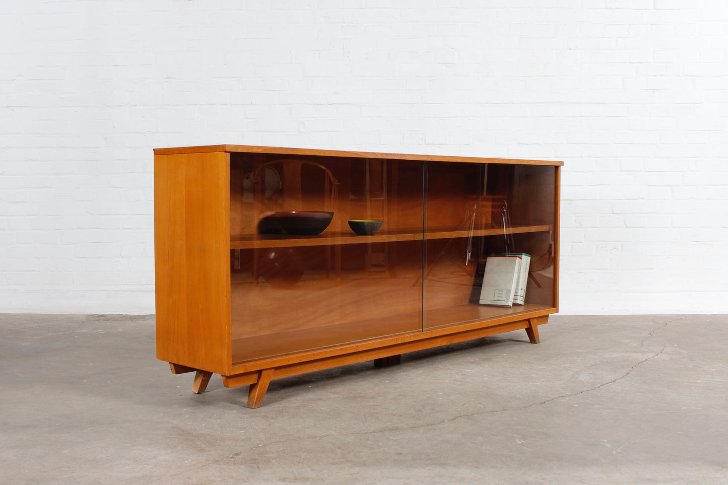 XXL Vintage Nussbaum Vitrine 60er 70er Jahre Kommode