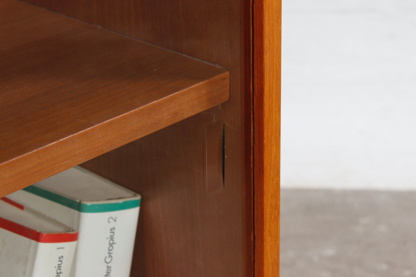 XXL Vintage Nussbaum Vitrine 60er 70er Jahre Kommode