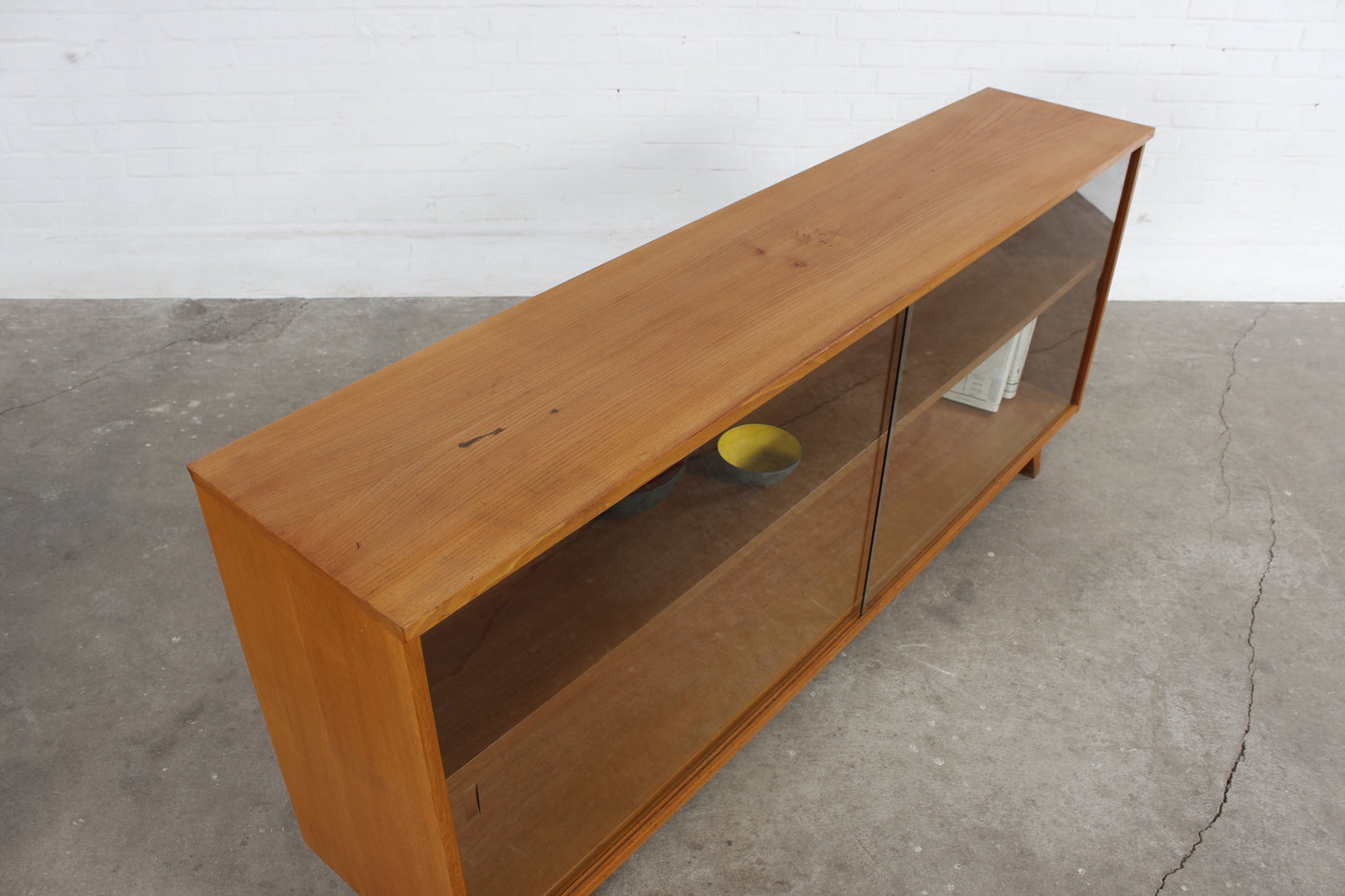 XXL Vintage Nussbaum Vitrine 60er 70er Jahre Kommode