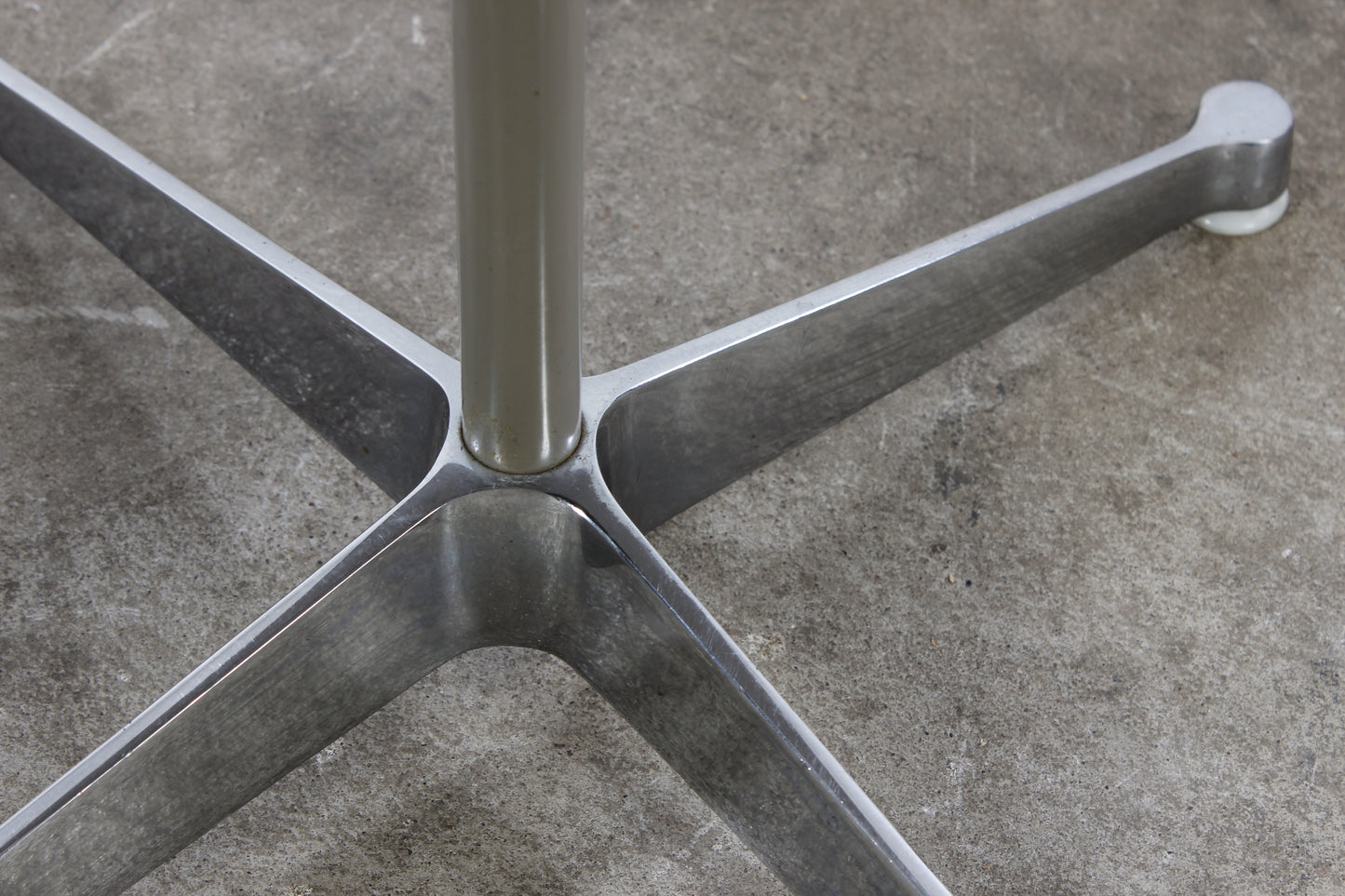 Sidetable von Charles & Ray Eames für Vitra