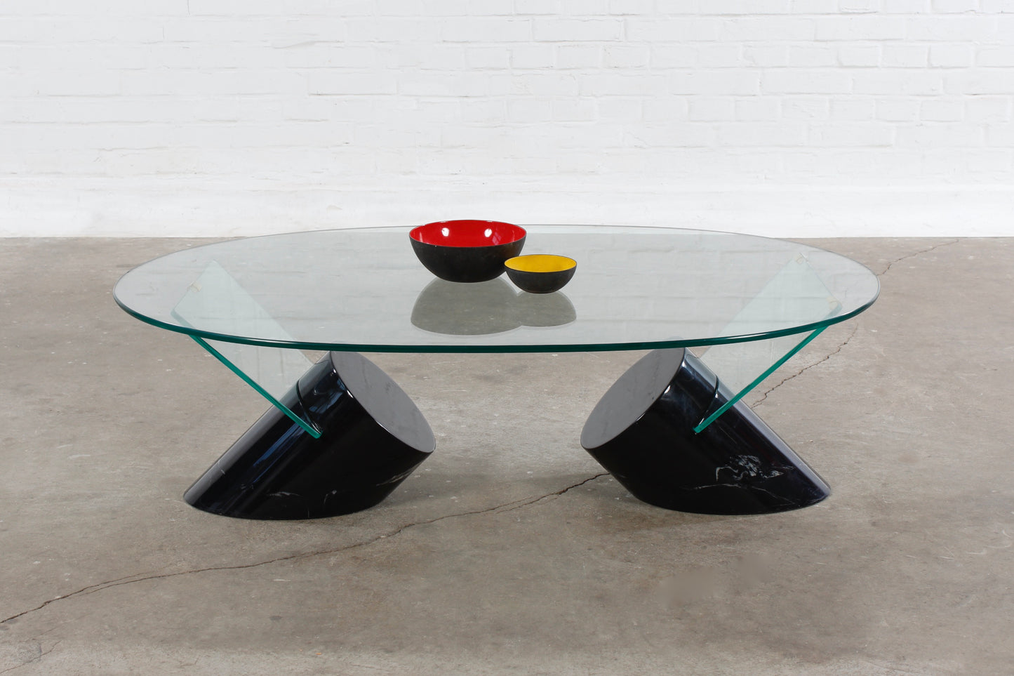 Skulpturaler Cofee table mit Marmorfüßen