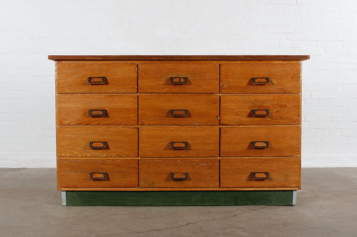 Alter handgearbeiteter Schubladenschrank