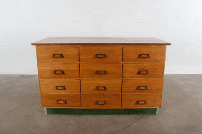 Alter handgearbeiteter Schubladenschrank