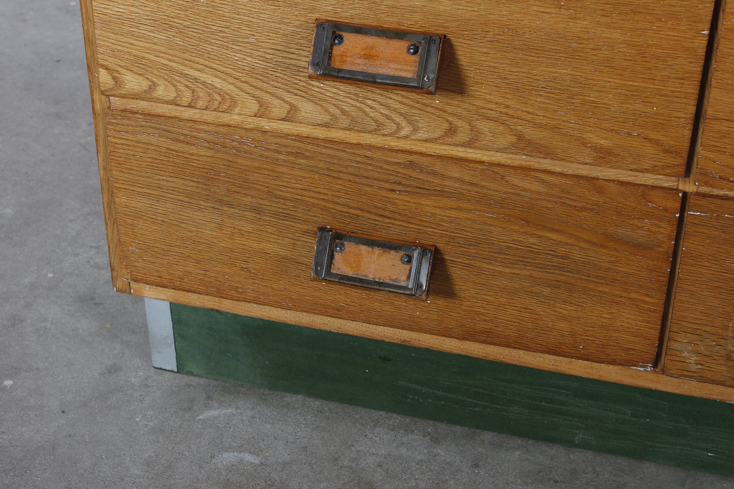 Alter handgearbeiteter Schubladenschrank