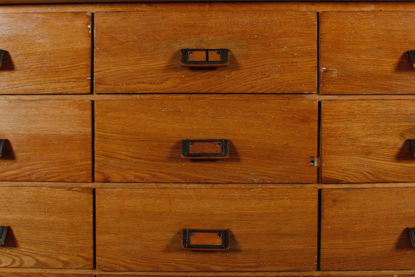 Alter handgearbeiteter Schubladenschrank