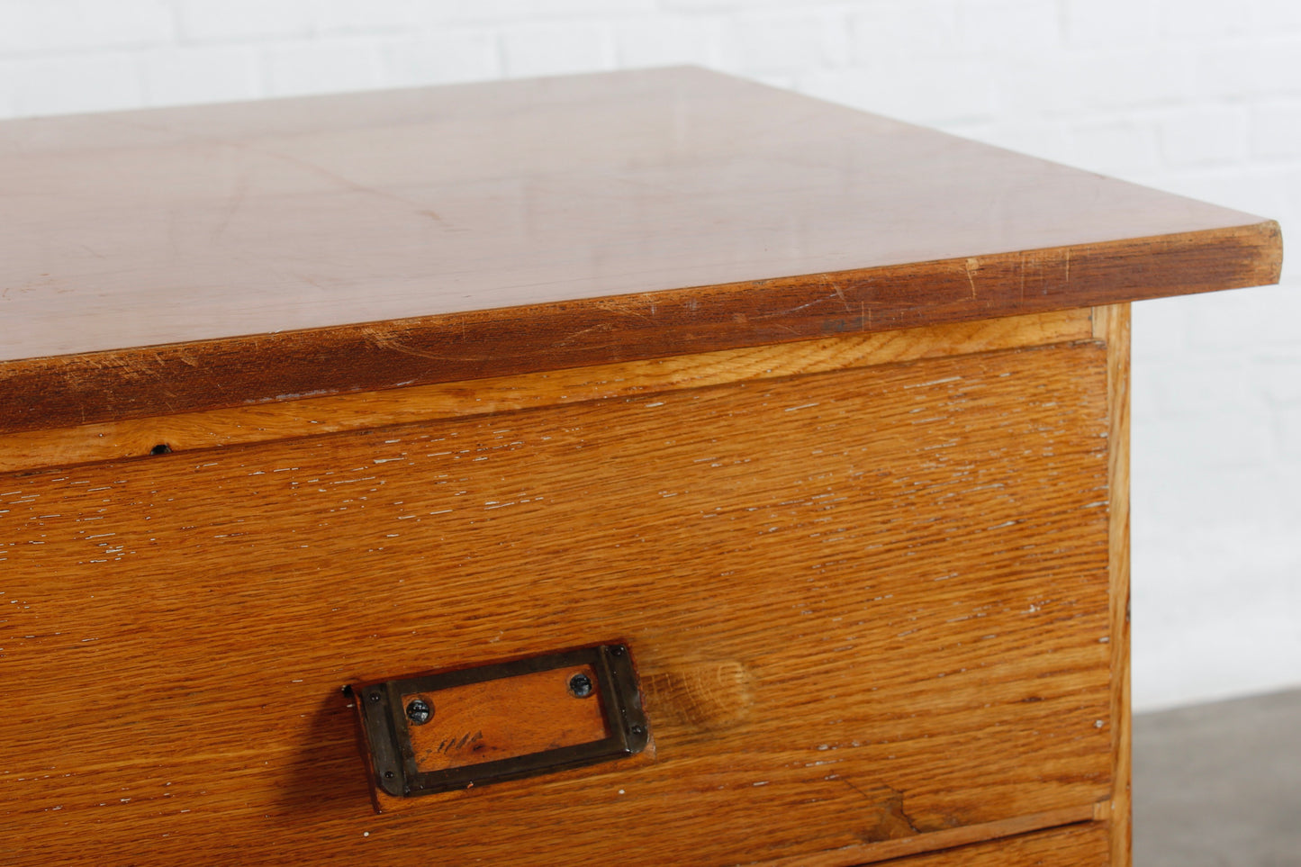 Alter handgearbeiteter Schubladenschrank