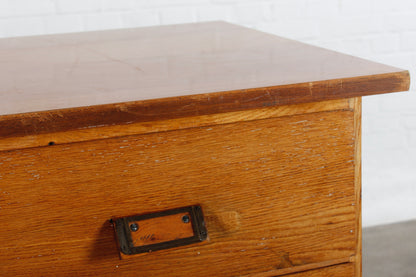 Alter handgearbeiteter Schubladenschrank