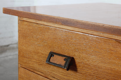 Alter handgearbeiteter Schubladenschrank