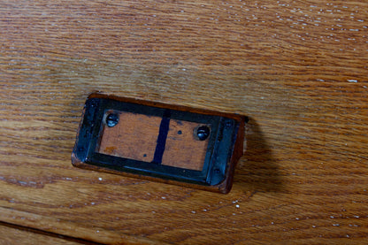 Alter handgearbeiteter Schubladenschrank