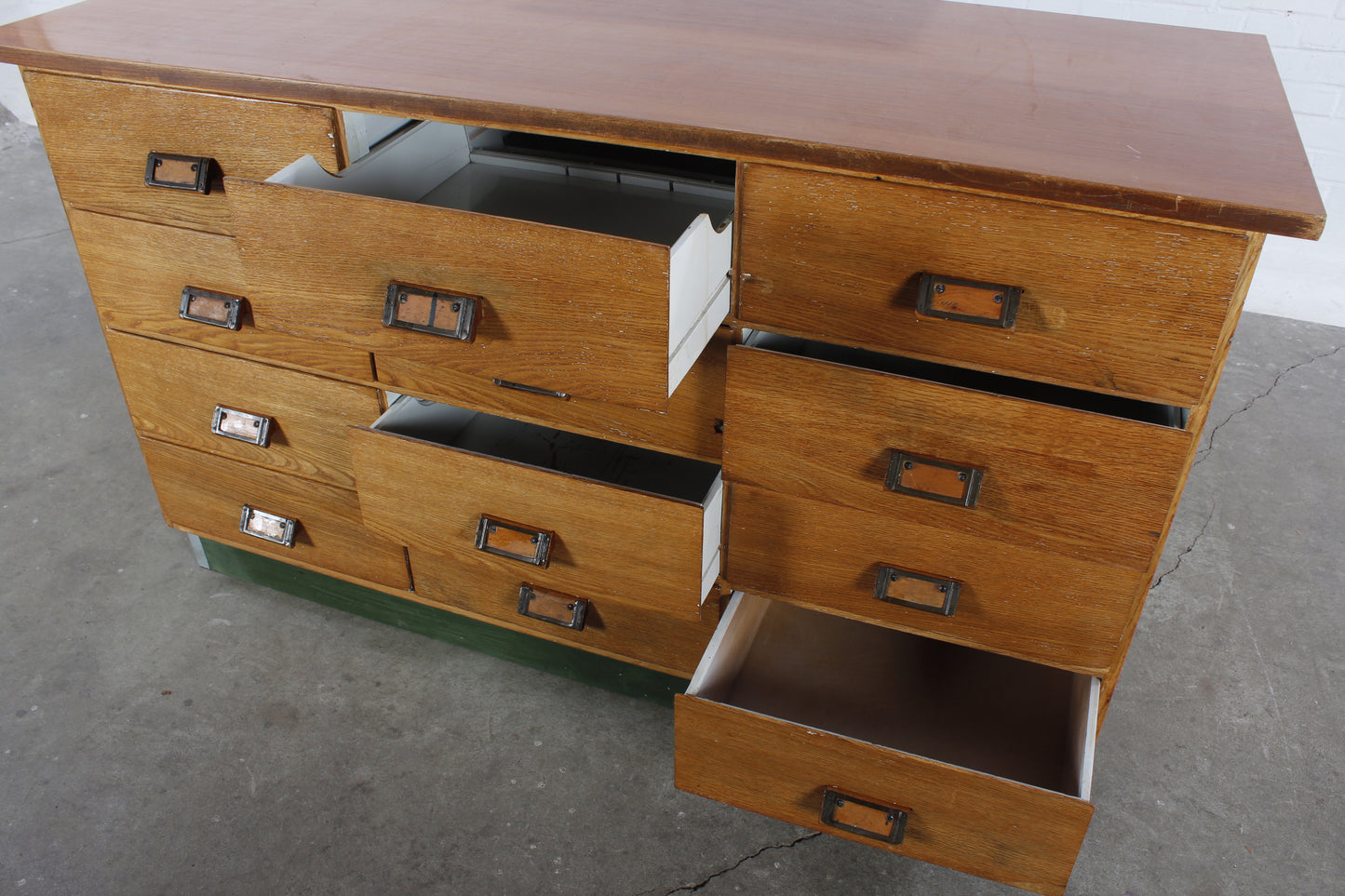 Alter handgearbeiteter Schubladenschrank