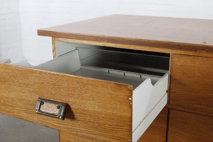 Alter handgearbeiteter Schubladenschrank