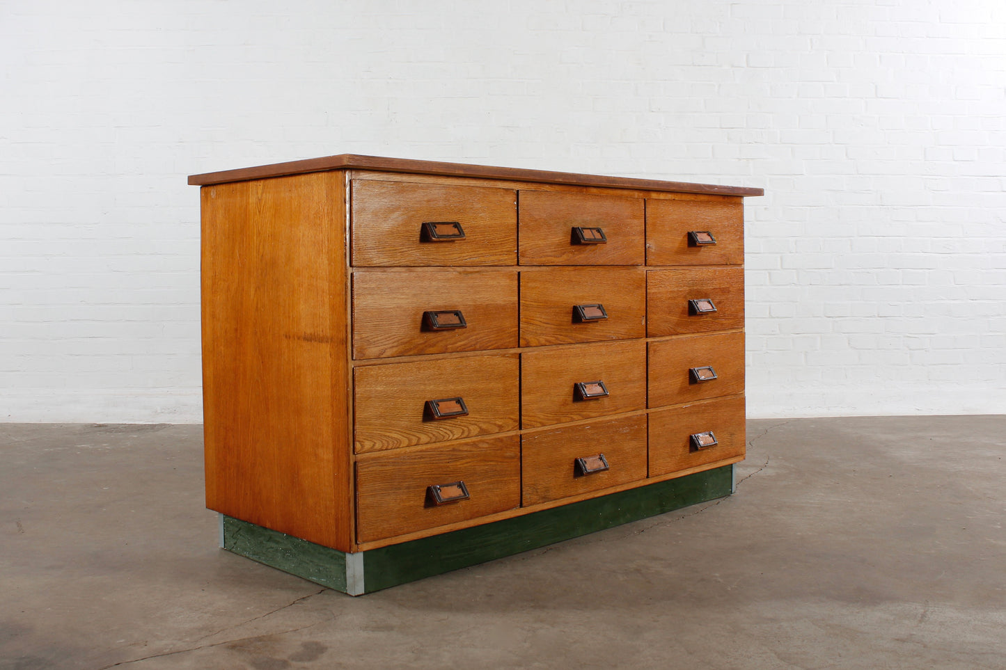 Alter handgearbeiteter Schubladenschrank