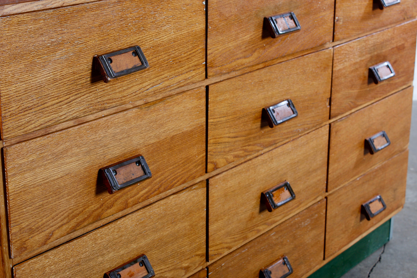 Alter handgearbeiteter Schubladenschrank