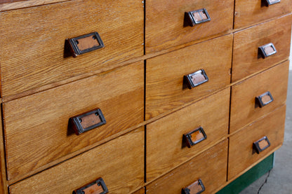 Alter handgearbeiteter Schubladenschrank