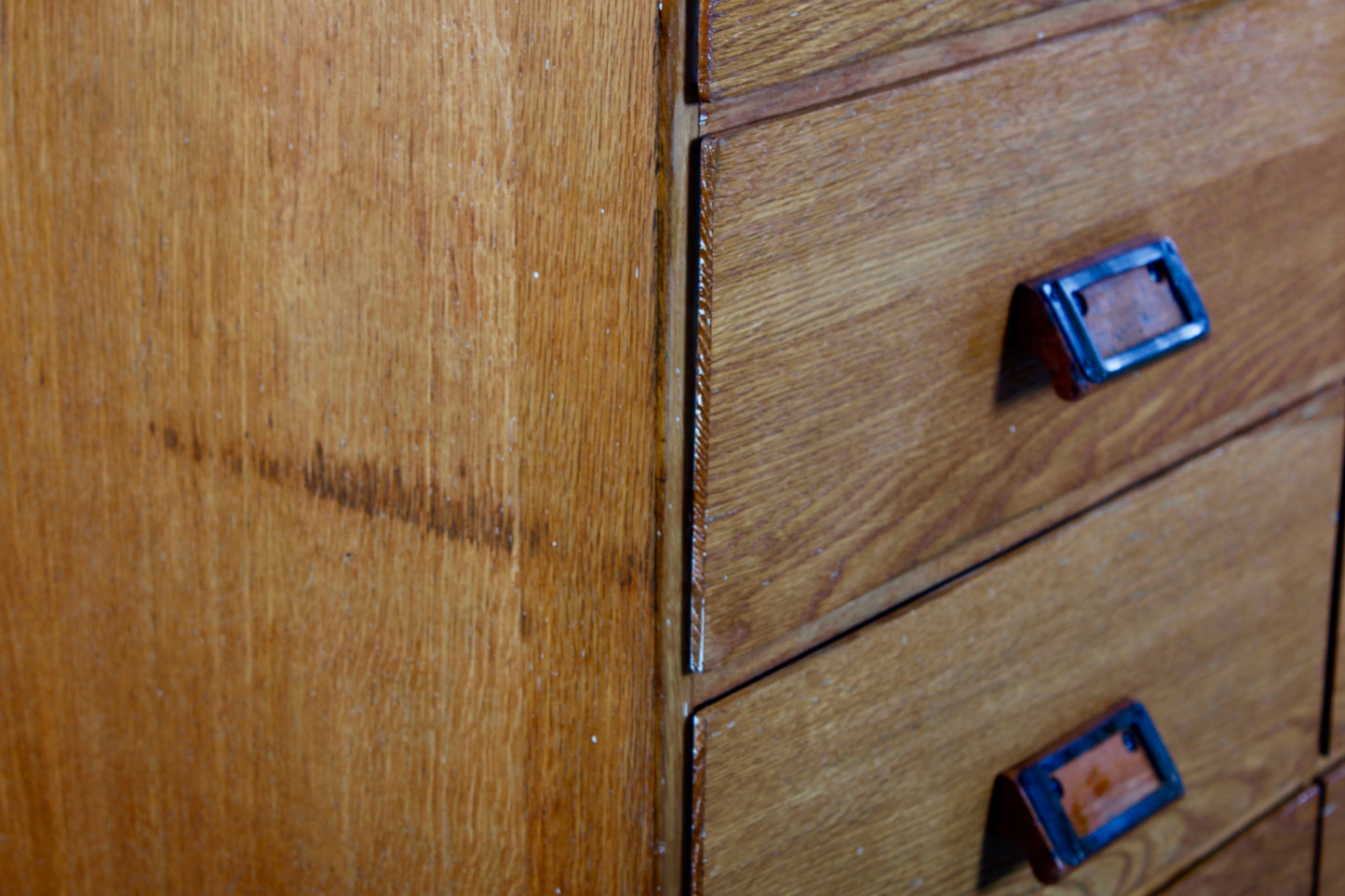 Alter handgearbeiteter Schubladenschrank