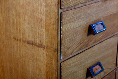 Alter handgearbeiteter Schubladenschrank