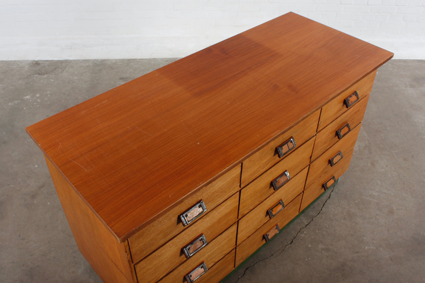 Alter handgearbeiteter Schubladenschrank