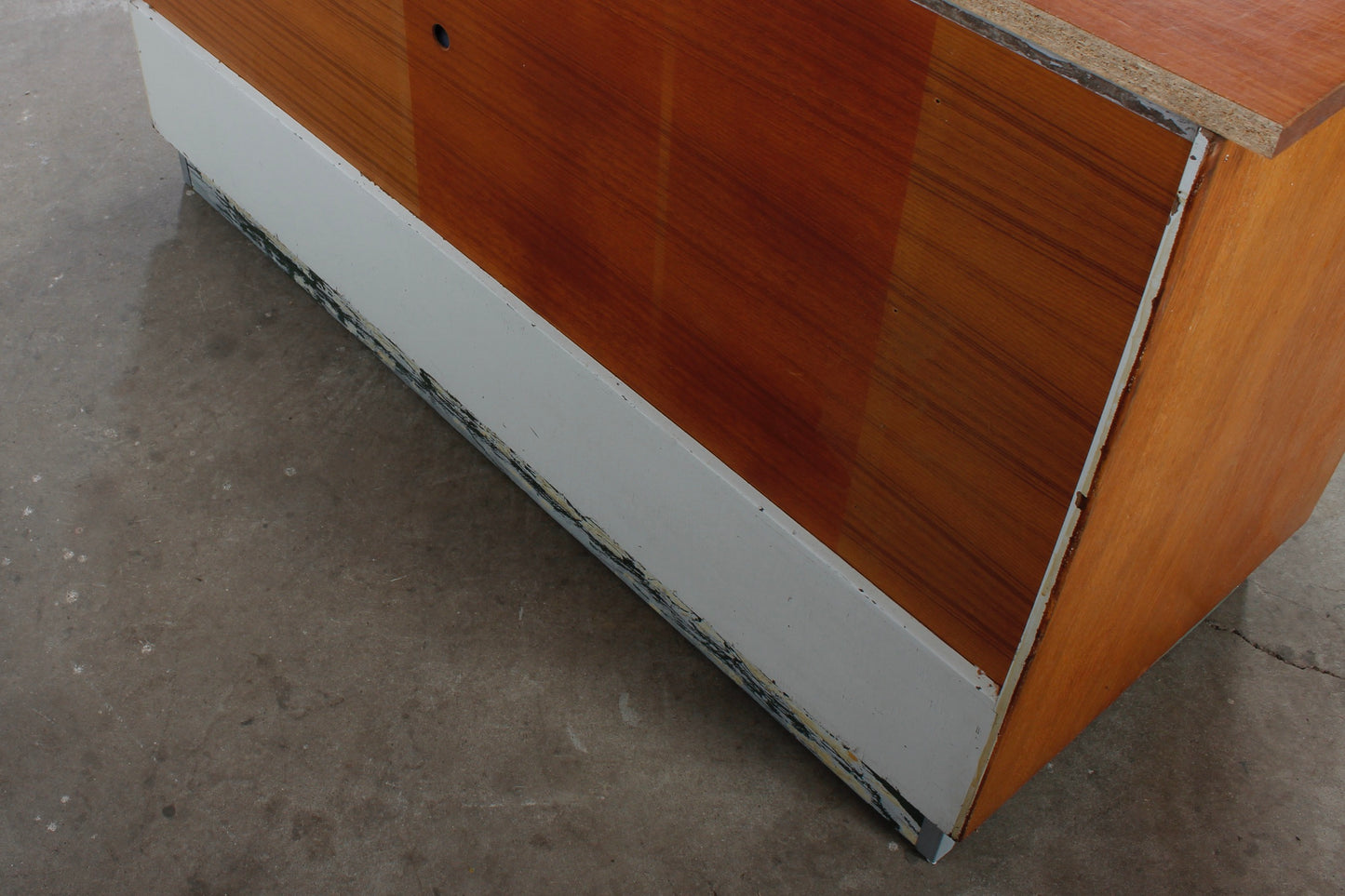 Alter handgearbeiteter Schubladenschrank