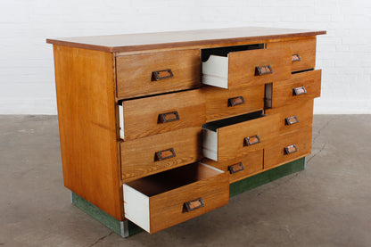 Alter handgearbeiteter Schubladenschrank