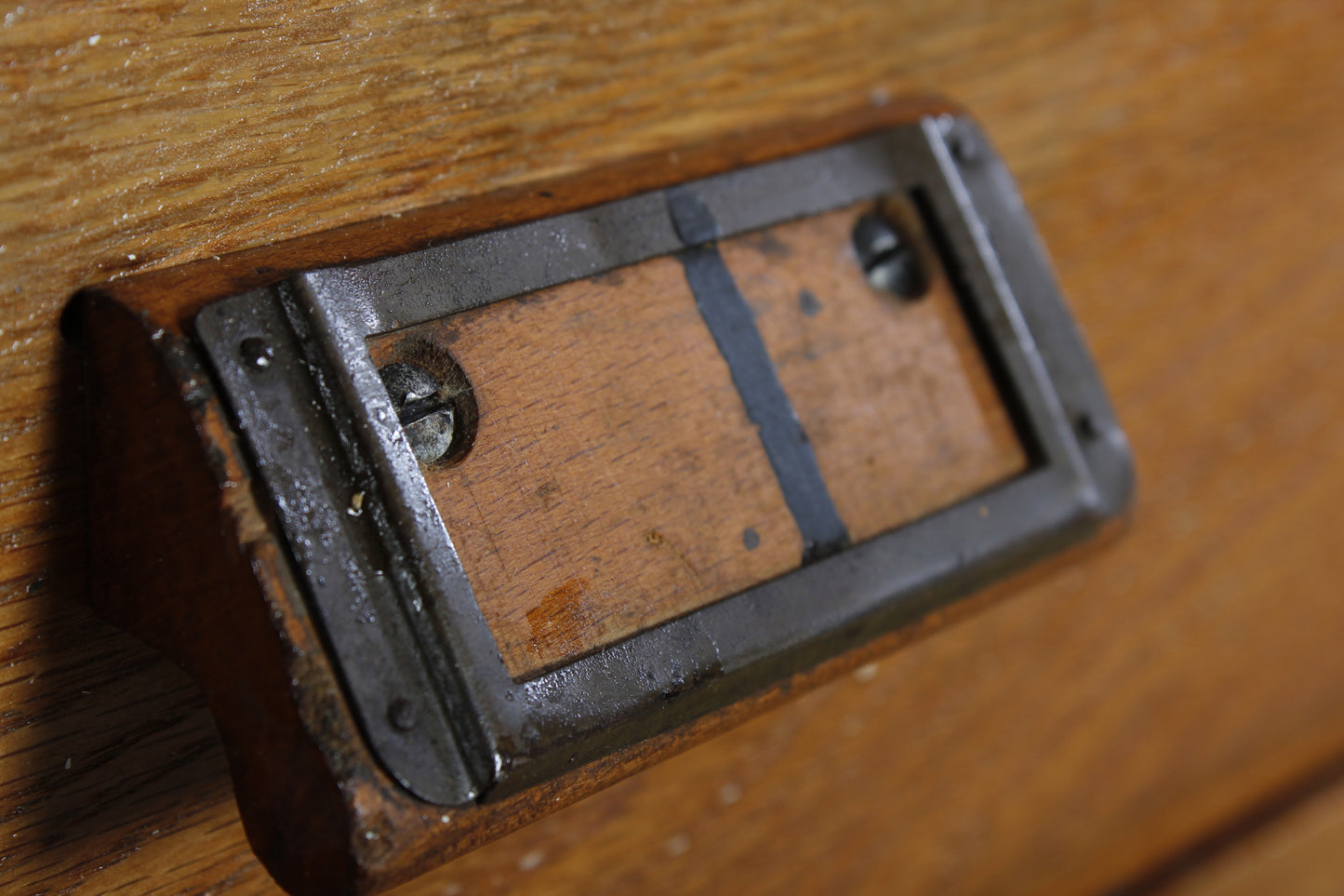 Alter handgearbeiteter Schubladenschrank