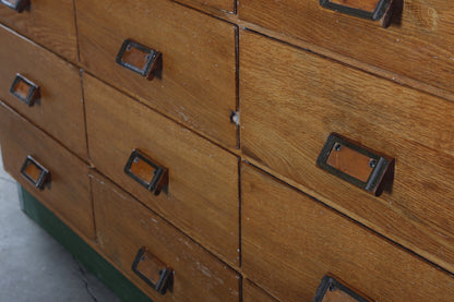 Alter handgearbeiteter Schubladenschrank