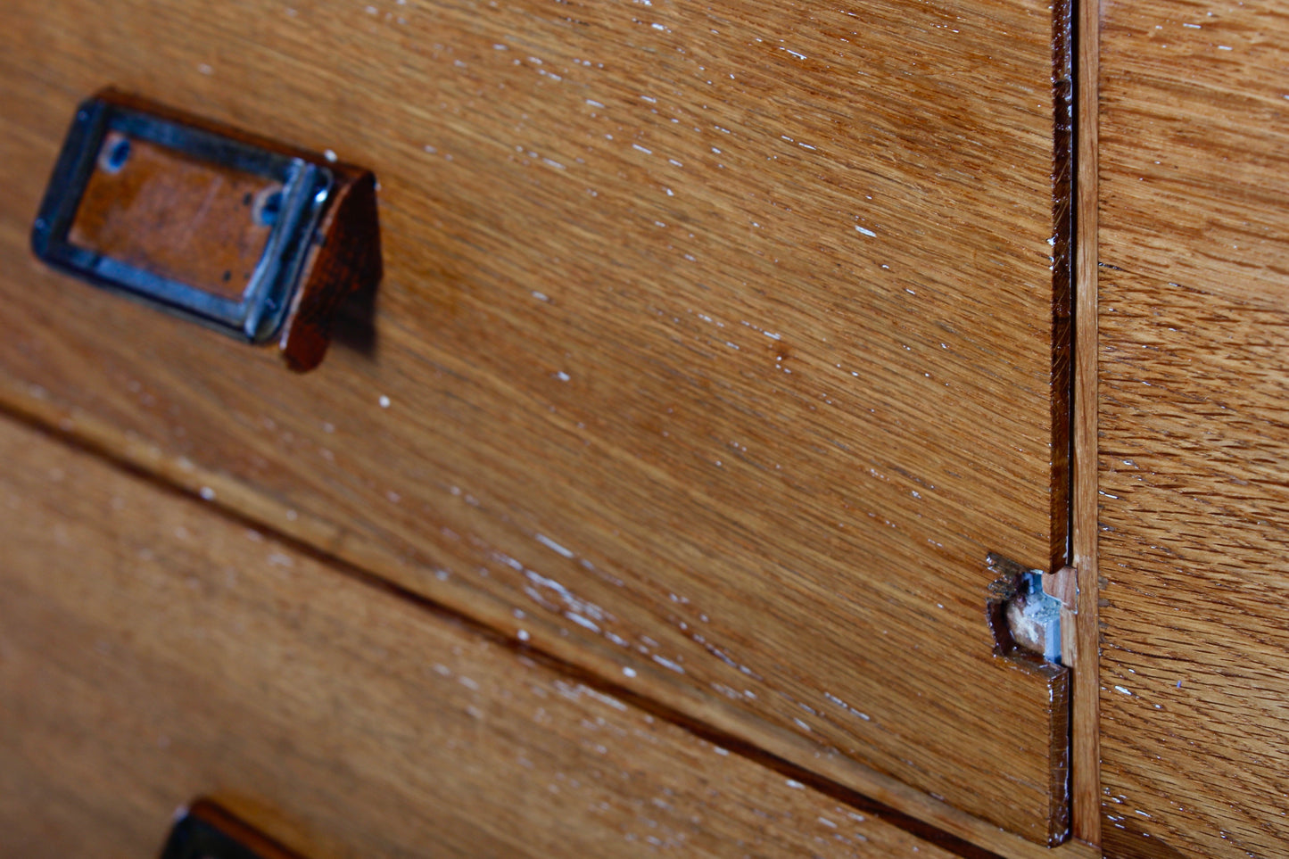 Alter handgearbeiteter Schubladenschrank