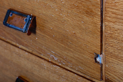 Alter handgearbeiteter Schubladenschrank