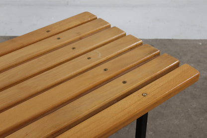 Minimalistische Sitzbank oder Blumenbank