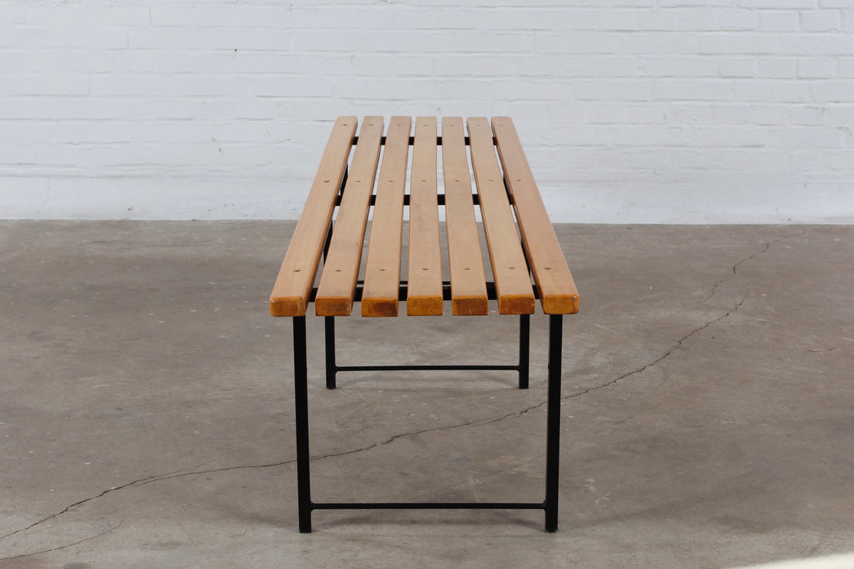 Minimalistische Sitzbank oder Blumenbank