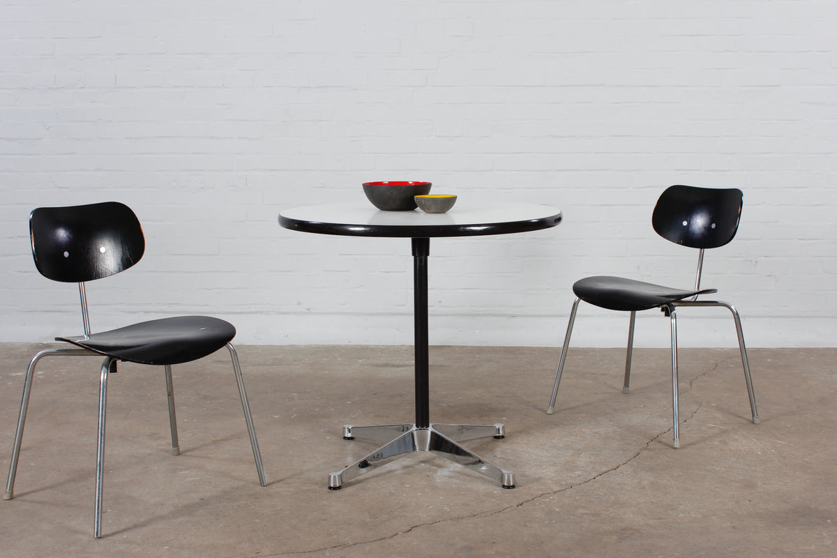 Contract Esstisch von Charles und Ray Eames für Vitra (schwarz)