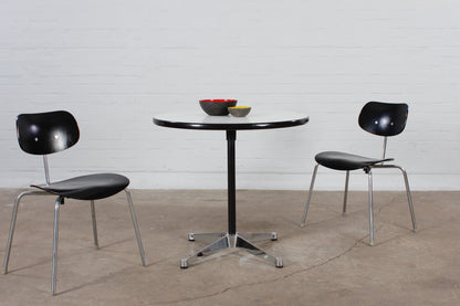 Contract Esstisch von Charles und Ray Eames für Vitra (schwarz)