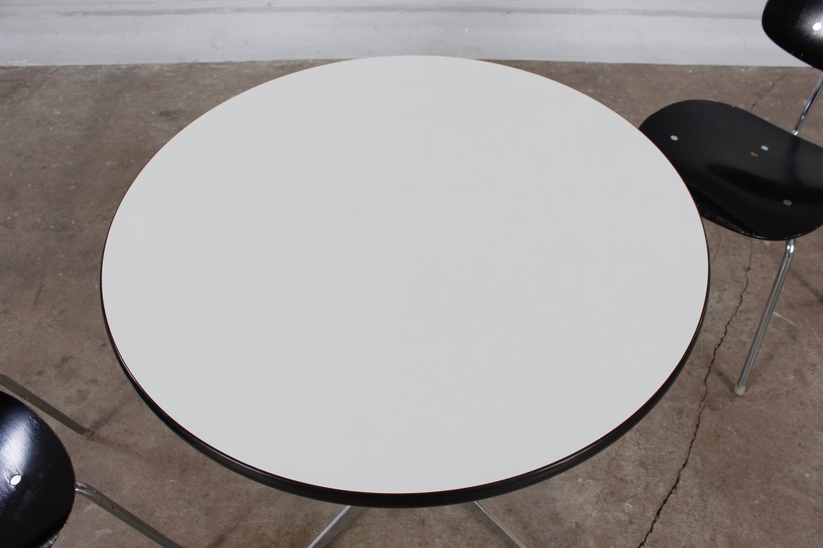 Contract Esstisch von Charles und Ray Eames für Vitra (schwarz)