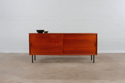 Minimalistisches Teakholz Sideboard