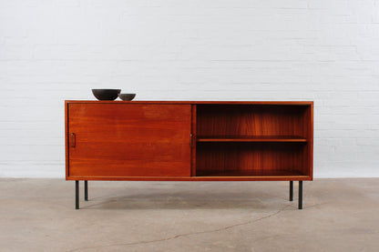 Minimalistisches Teakholz Sideboard