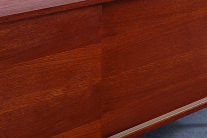 Minimalistisches Teakholz Sideboard