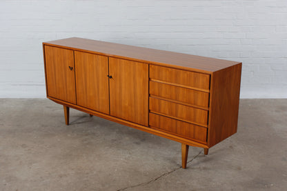 Skandinavisches Nussbaum Sideboard